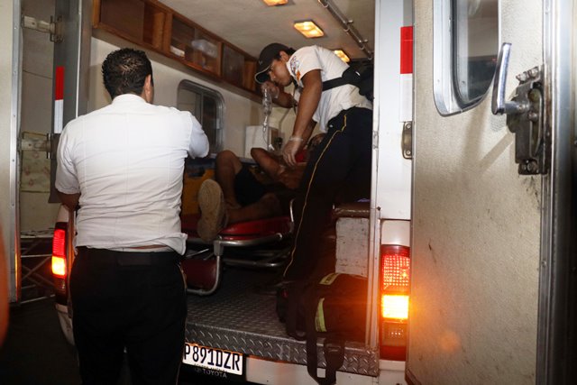 Salvador Barrios Alvarado, de 48 años, tiene cuatro heridas de bala en el cuerpo y falleció en el Hospital Nacional de Retalhuleu. (Foto Prensa Libre: Rolando Miranda)