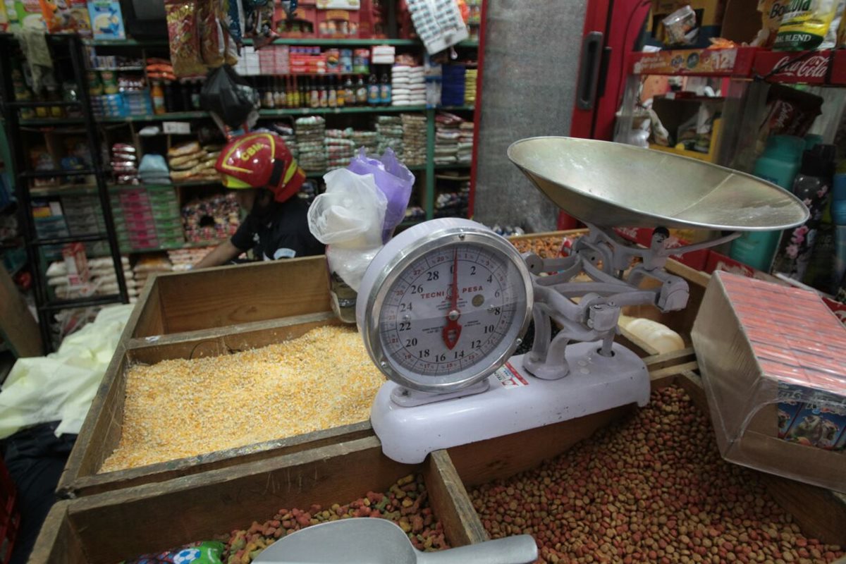 El cuerpo de Víctor Sactic quedó tendido adentro de la abarrotería que atendía. (Foto Prensa Libre: Érick Ávila)