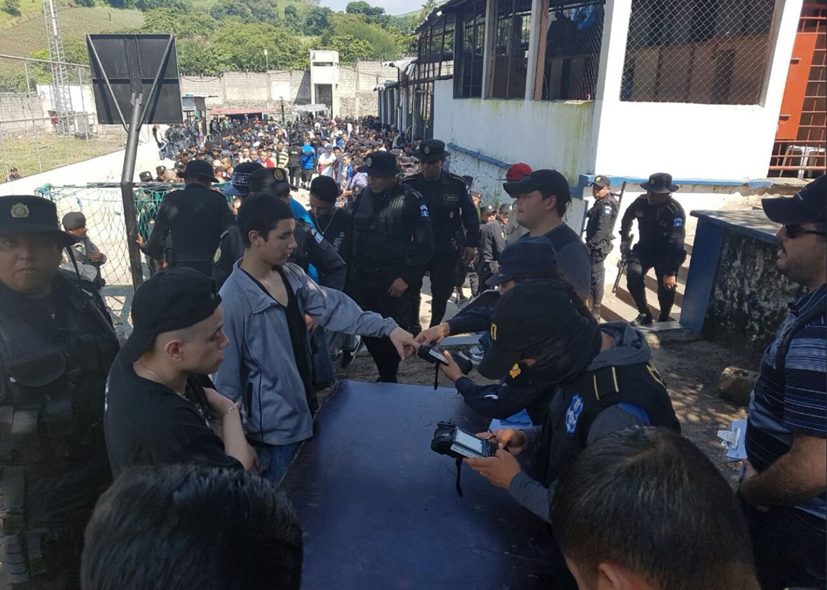 Policías y guardias del Sistema Penitenciario identifican a los reos por sus huellas digitales durante una requisa en El Boqueron, en octubre del 2016. (Foto: Hemeroteca PL)