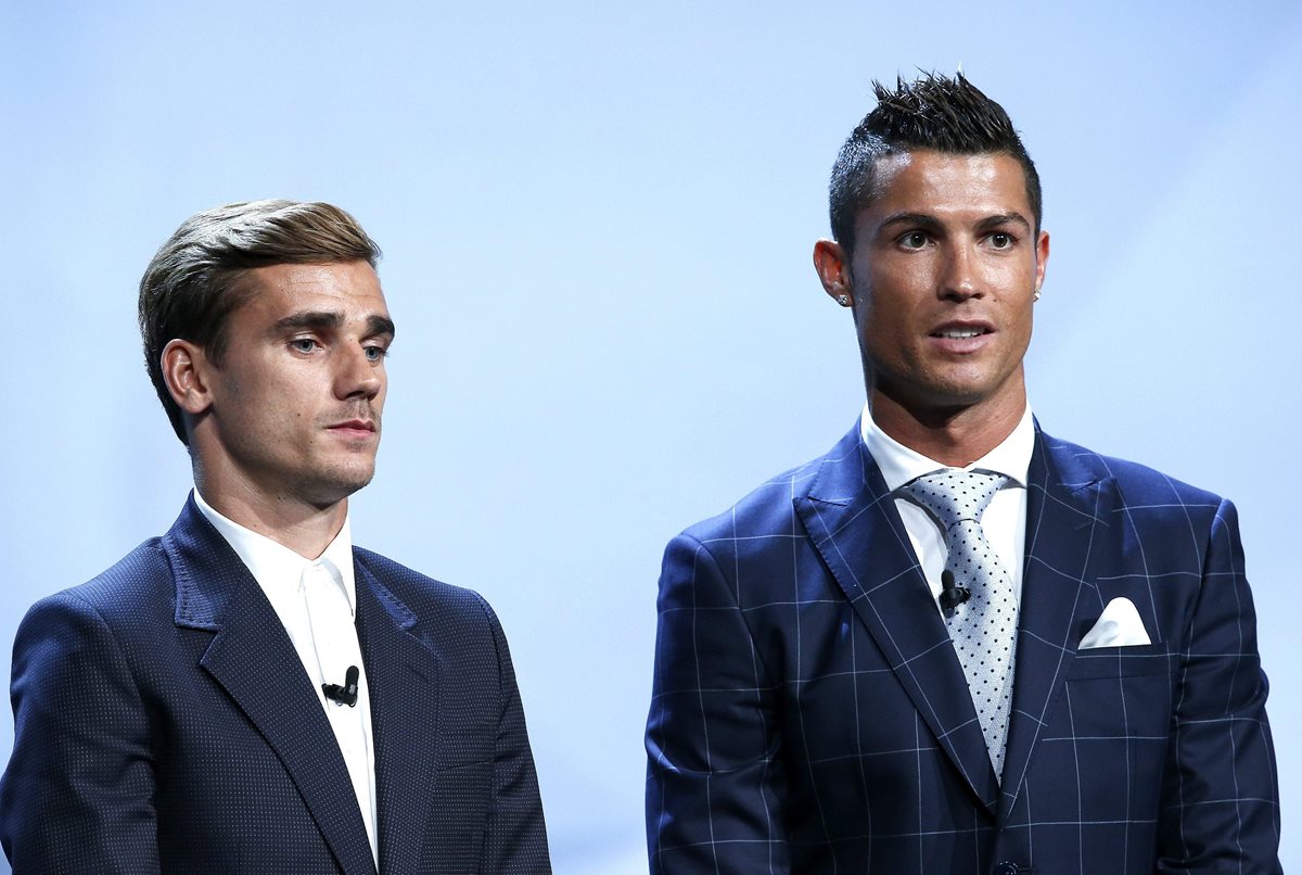 Antoine Griezmann junto a Cristiano Ronaldo en la premiación del mejor futbolista de Europa. (Foto Prensa Libre: EFE)