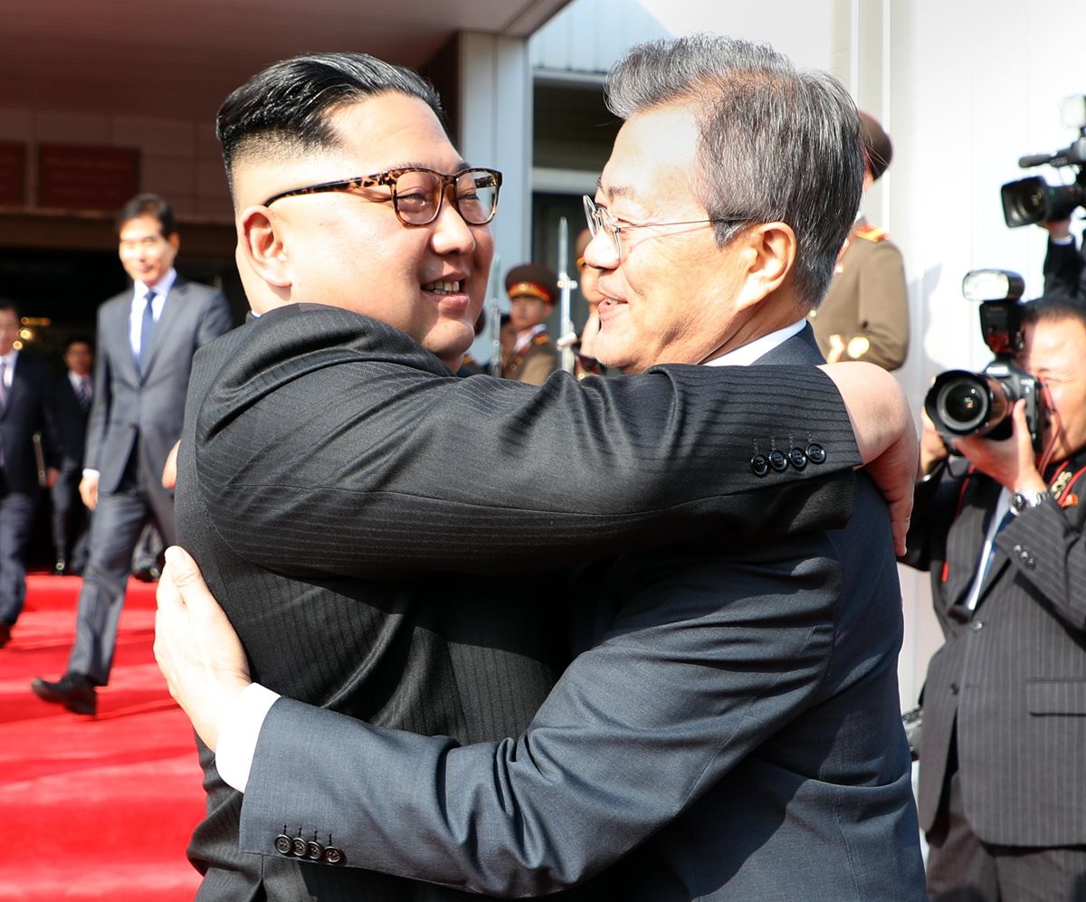 El líder de Corea del Norte, Kim Jong Un, y el mandatario de Corea del Sur, Moon Jae-in, durante un encuentro el pasado 26 de mayo. (Foto Prensa Libre: EFE)