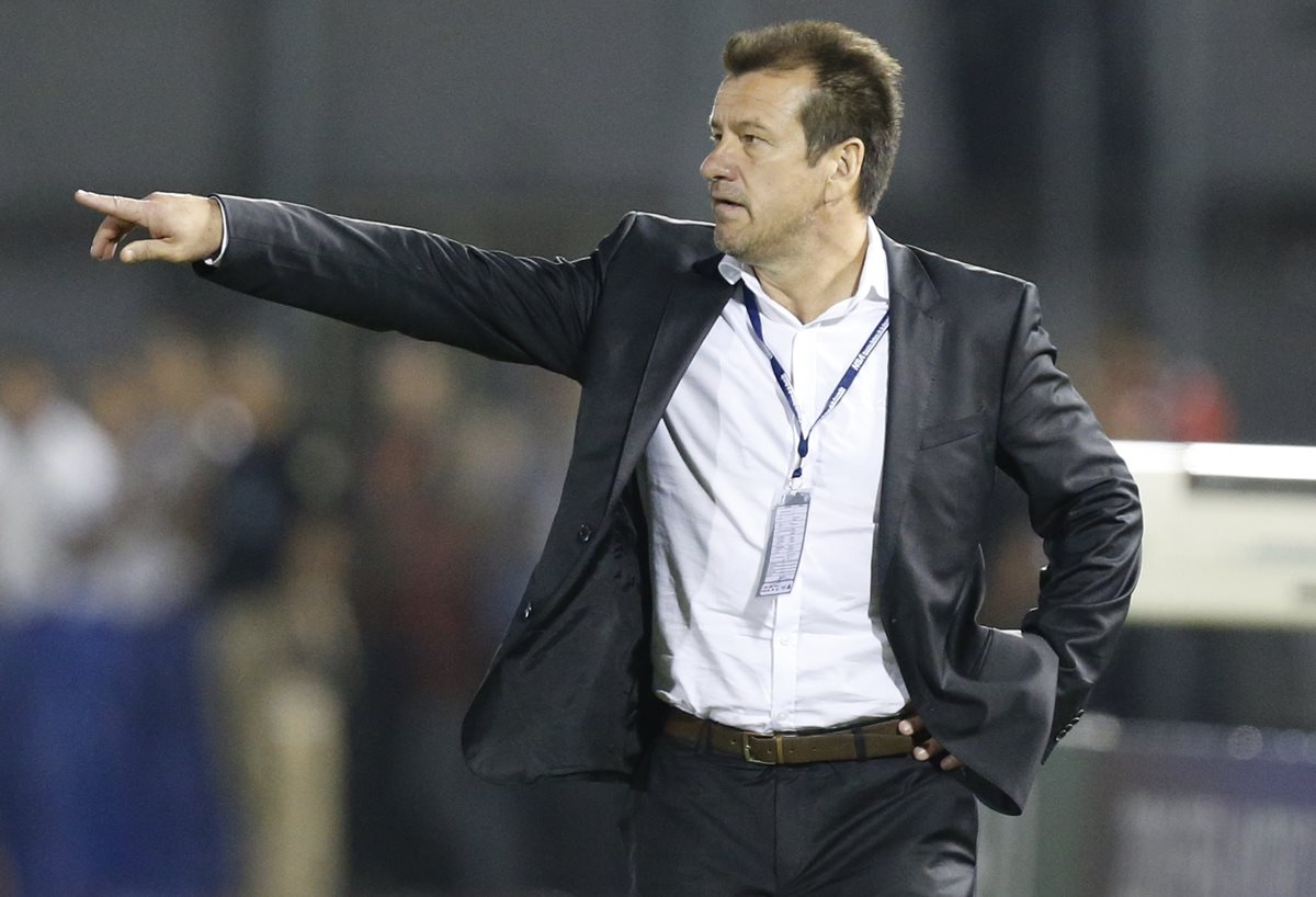 El actual técnico de la selección de Brasil, Dunga, corre riesgo de ser destituido. (Foto Prensa Libre: AP).