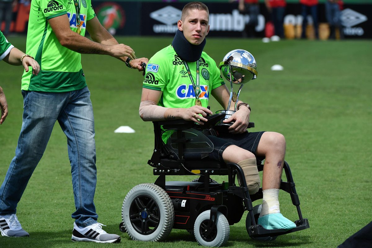 Jackson Follmann durante el partido de regreso del Chapecoense hizo un recorrido por el campo para mostrar la Copa Sudamericana. (Foto Prensa Libre: AFP)