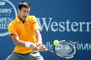 Novak Djokovic devuelve un remate de David Goffin, en el juego que terminó ganando el serbio en Cincinnati (Foto Prensa Libre: AFP)