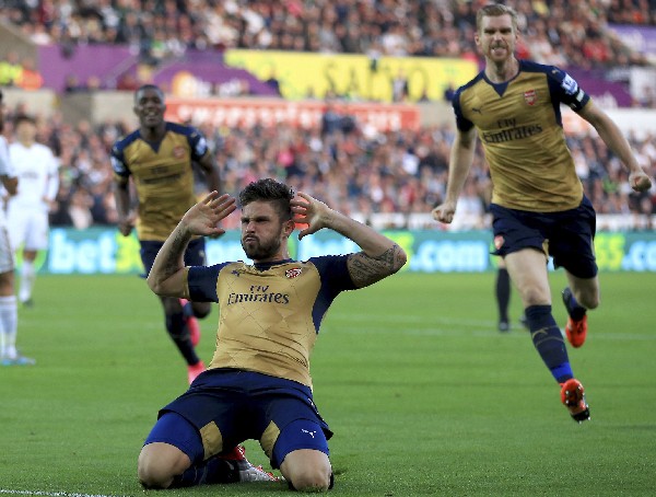 Olivier Giroud festeja uno de los goles del Arsenal. (Foto Prensa Libre: AP)