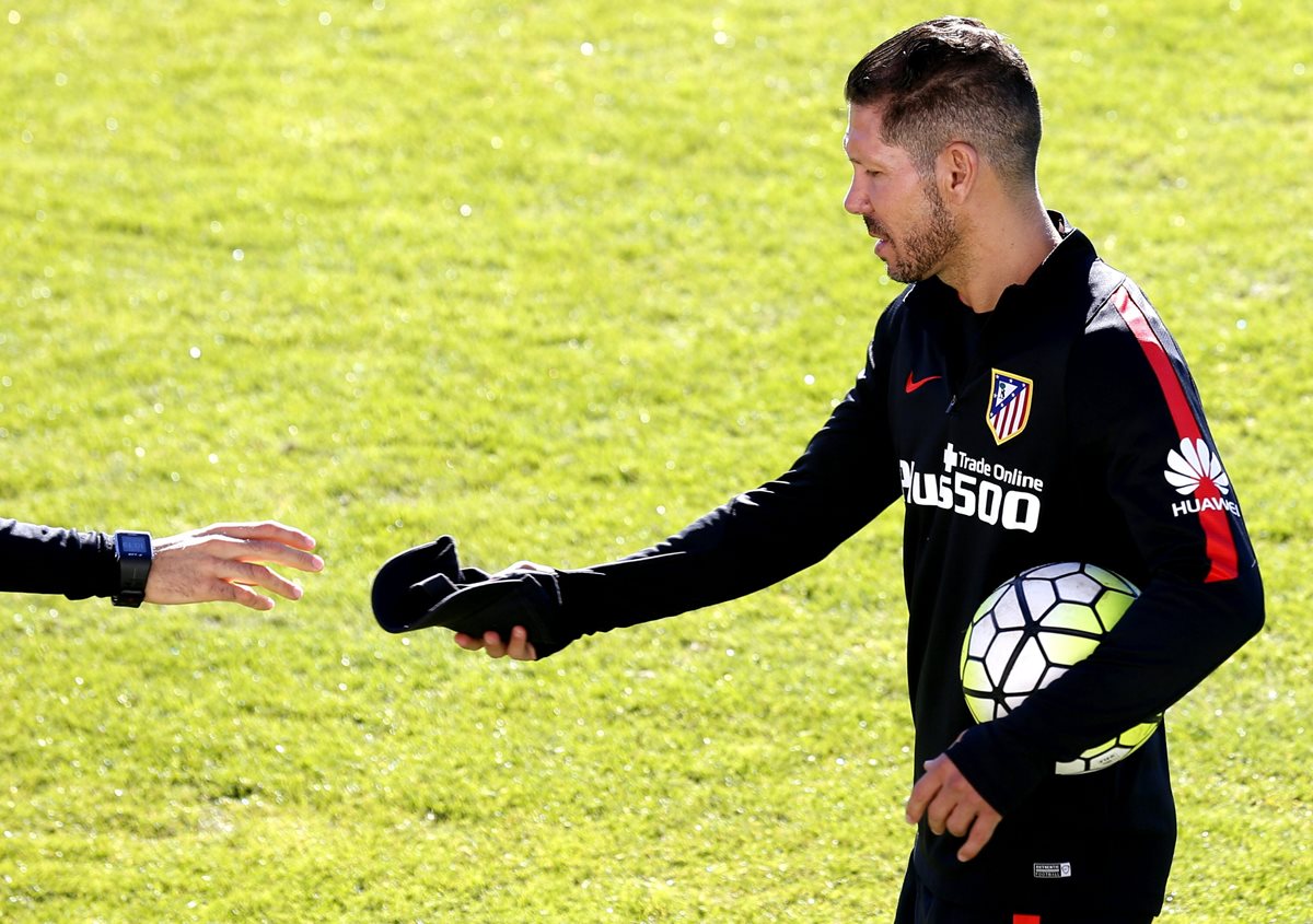 Diego Simeone durante la practica de este viernes previo al duelo de mañana en la Liga Española. (Foto Prensa Libre: EFE)