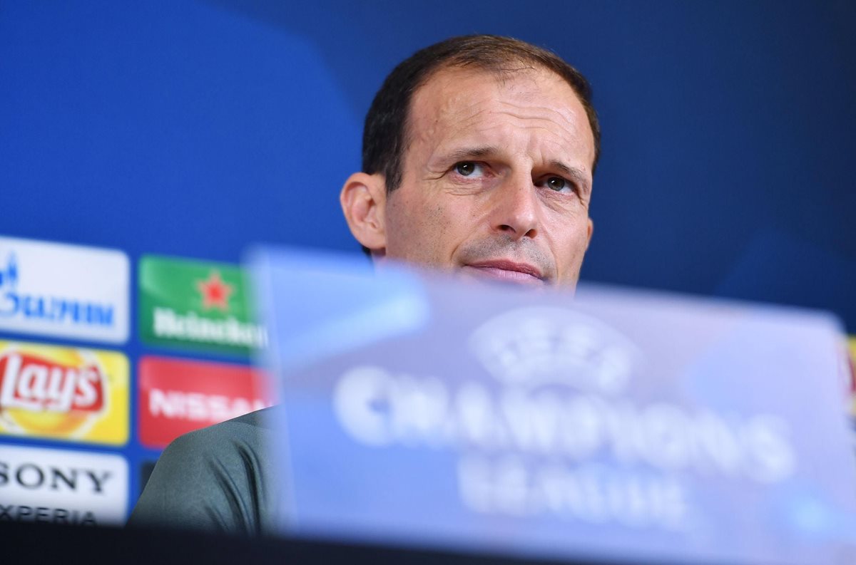 El técnico italino de la Juventus de Turín, Massimiliano Allegri, escucha las preguntas de los periodistas en la rueda de prensa. (Foto Prensa Libre: EFE)