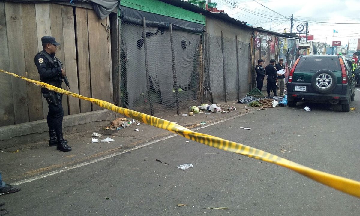 La policía resguarda la evidencia en el lugar del ataque donde murió un hombre, en el mercado La Terminal. (Foto Prensa Libre: Erick Ávila)