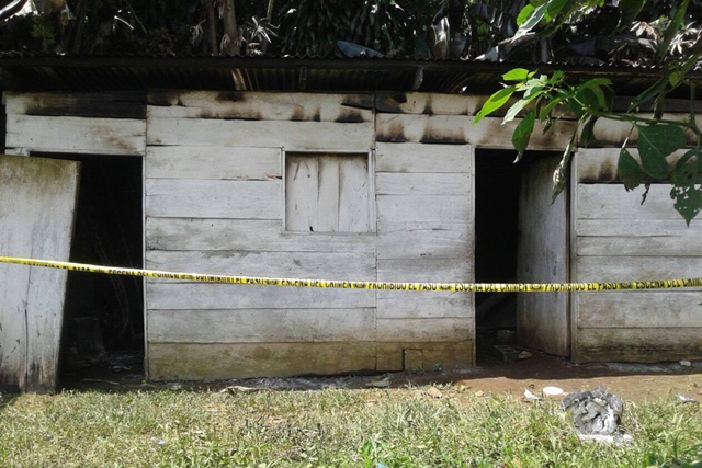 La fachada de la vivienda incendiada fue la púnica área que soportó el fuego. (Foto Prensa Libre: Whitmer Barrera)