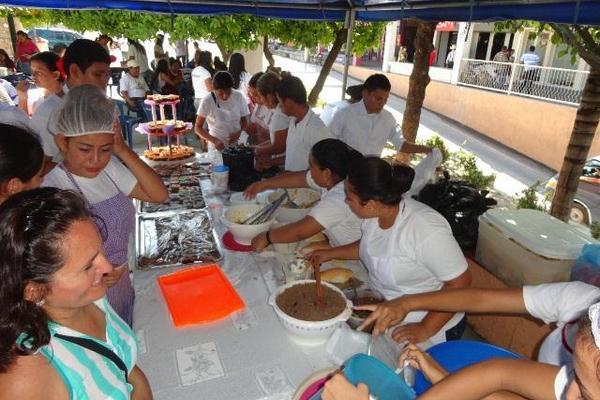 Estudiantes del Instituto Experimental José Rodríguez Cerna venden comida en el parque central de Zacapa. (Foto Prensa Libre: Víctor Gómez)