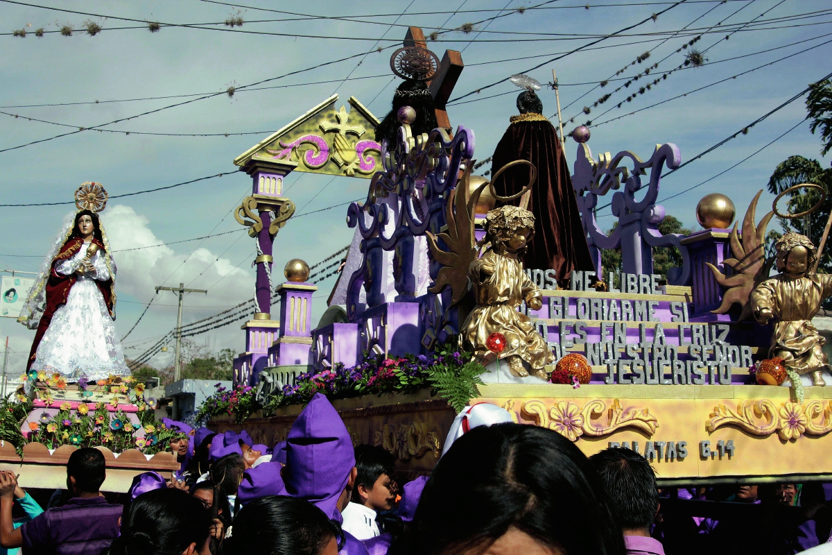 Devotos cargan anda con imagen de Jesús Nazareno, en Rabinal. (Foto Prensa Libre: Carlos Grave)