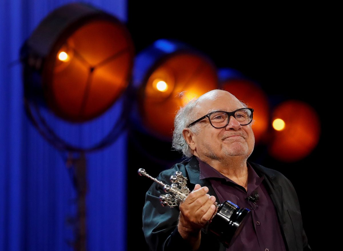 El actor, director y productor estadounidense Danny DeVito posa con el Premio Donostia, en reconocimiento a su carrera, durante la gala de la 66 edición del Festival Internacional de Cine de San Sebastián (España) celebrada este sábado. (Foto Prensa Libre: EFE).