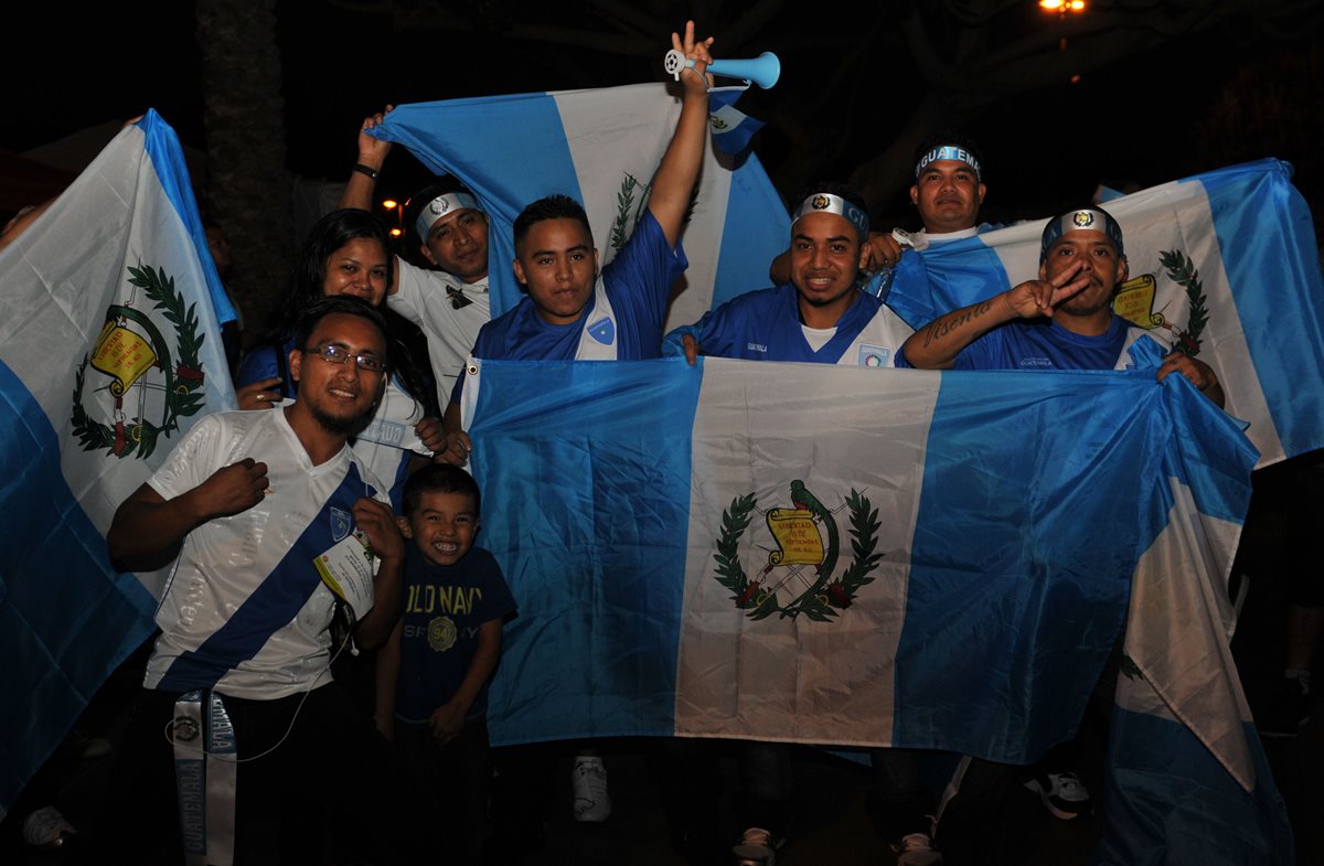 Aficionados guatemaltecos muestran con orgullo la bandera nacional en las afueras del estadio. (Foto Prensa Libre: Eduardo González)