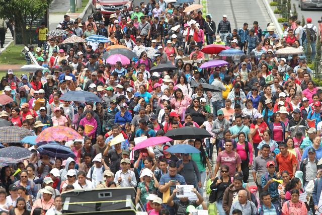 Maestros manifiestan en la 7a avenida de la zona 4. Se dirigen a Casa Presidencial, en zona 1. (Foto Prensa Libre: Ercik Ávila)