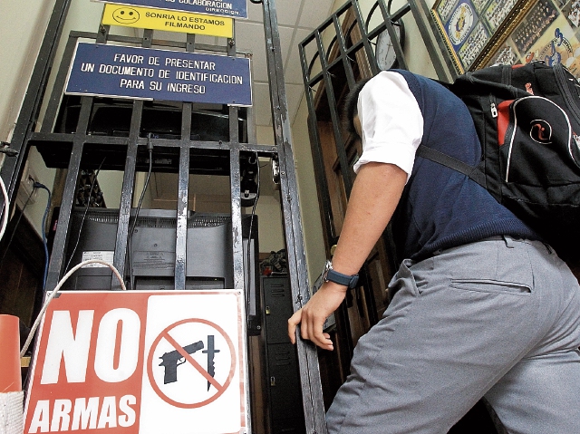 En varios establecimientos educativos de la zona 1 se colocan rótulos de que se prohíbe el ingreso de armas de fuego. Además, los maestros revisaron las mochilas de los estudiantes.