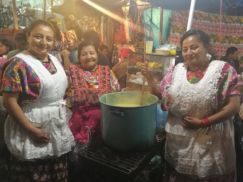 María Guadalupe Sac de Hernández y sus hijas Reina y Yenni siguen la tradición familiar de preparar el atol de elote durante el mes de la Virgen del Rosario en Xela. (Foto Prensa Libre: Fred Rivera)