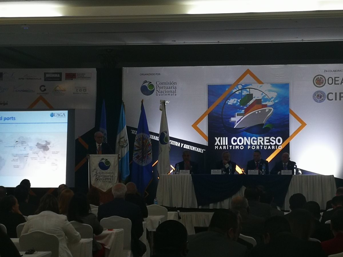 El consultor en puertos Robert Wets, dijo que existe un cambio en la tendencia del comercio mundial e instó a los puertos centroamericanos en trabajar en tecnología y sostenibilidad ambiental. (Foto Prensa Libre: Urías Gamarro)