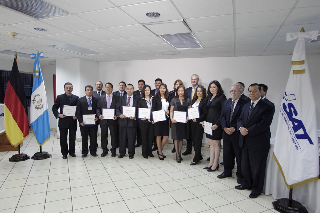 Representantes de la embajada de Alemania y de la cooperación alemana GIZ, junto a funcionarios de la SAT, otorgaron diplomas a participantes del taller sobre el nuevo sistema. (Foto, Prensa Libre: Edwin Bercián).