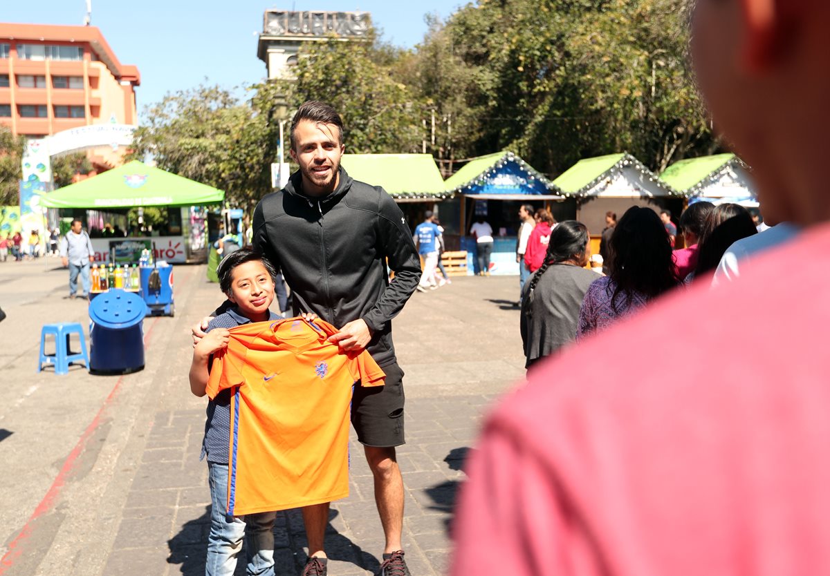 Rodrigo Saravia posa con un pequeño en el Centro Histórico. (Foto Prensa Libre: Jeniffer Gómez)