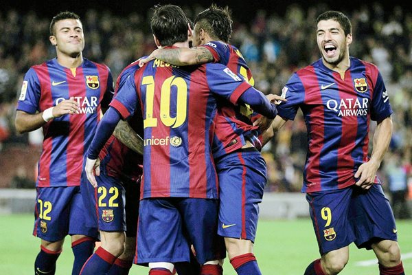 Los jugadores del FC Barcelona celebran el segundo gol Leo Messi ante el Getafe CF, durante el partido correspondiente a la jornada 34 de Liga en Primera División. (Foto Prensa Libre: EFE)