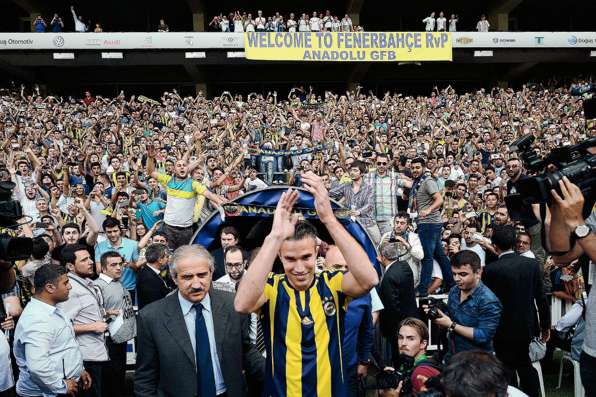 Miles de aficionados se dieron cita para recibir a Robin Van Persie con el Fenerbahce. (Foto Prensa Libre: AFP)