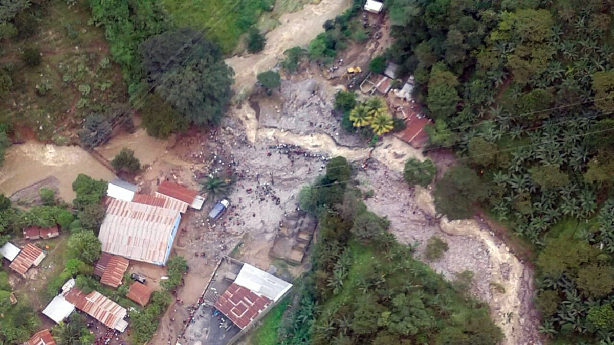 Fotografía aérea cedida del lugar de un alud en donde una mujer y un bebé, de unos ocho meses, son las dos víctimas de los que hasta el momento se tiene registro, en el caserío Pantic, Tamahú, Alta Verapaz (Guatemala). (Foto Prensa Libre: EFE)