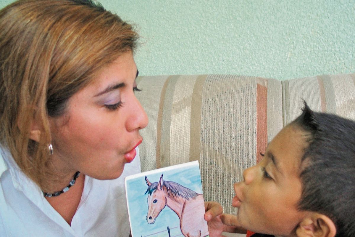 ES FUNDAMENTAL que los padres de familia estimulen al niño en casa con diferentes actividades.