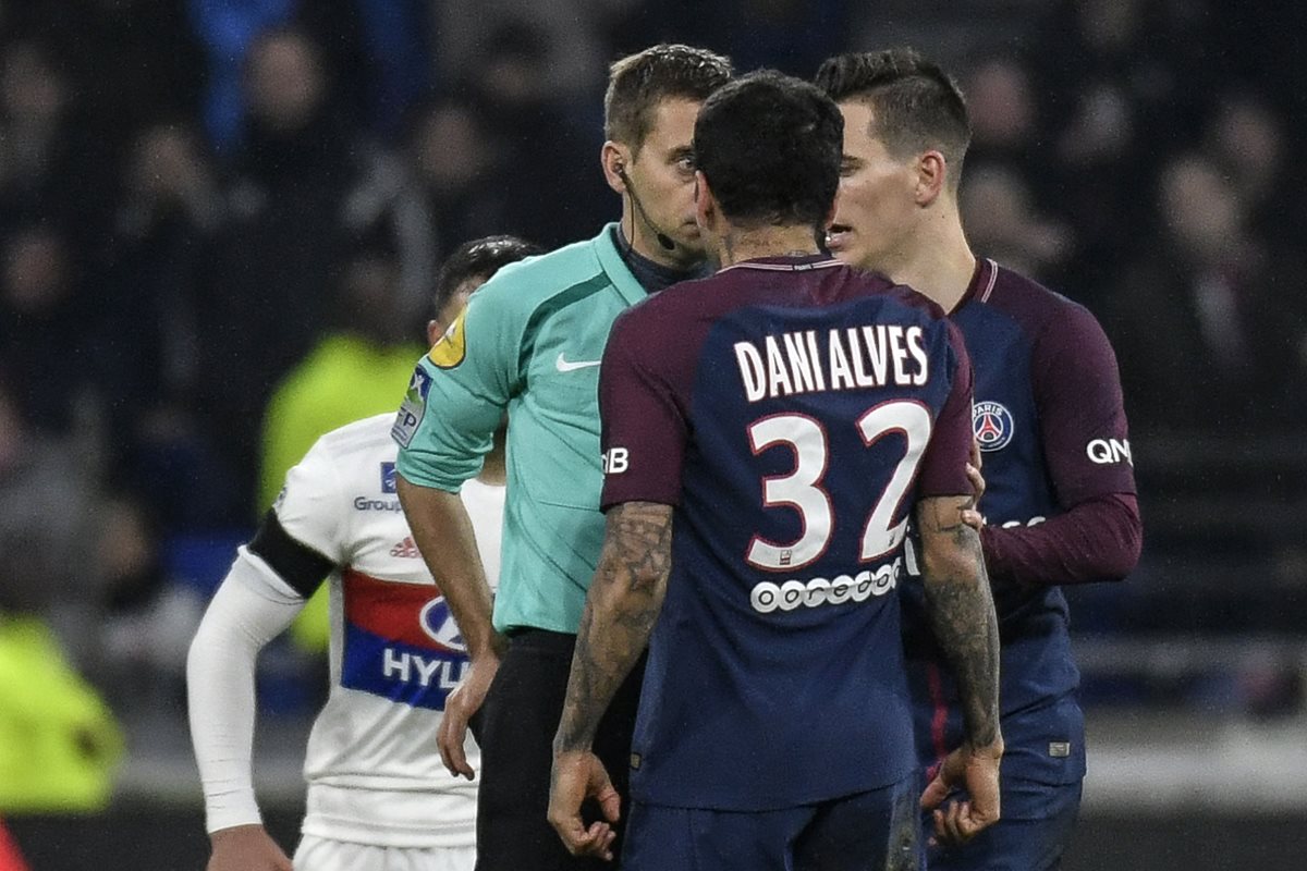 El árbitro Clement Turpin se enfrentó a Dani Alves, y le mostró la tarjeta roja por reclamarle. (Foto Prensa Libre: AFP)