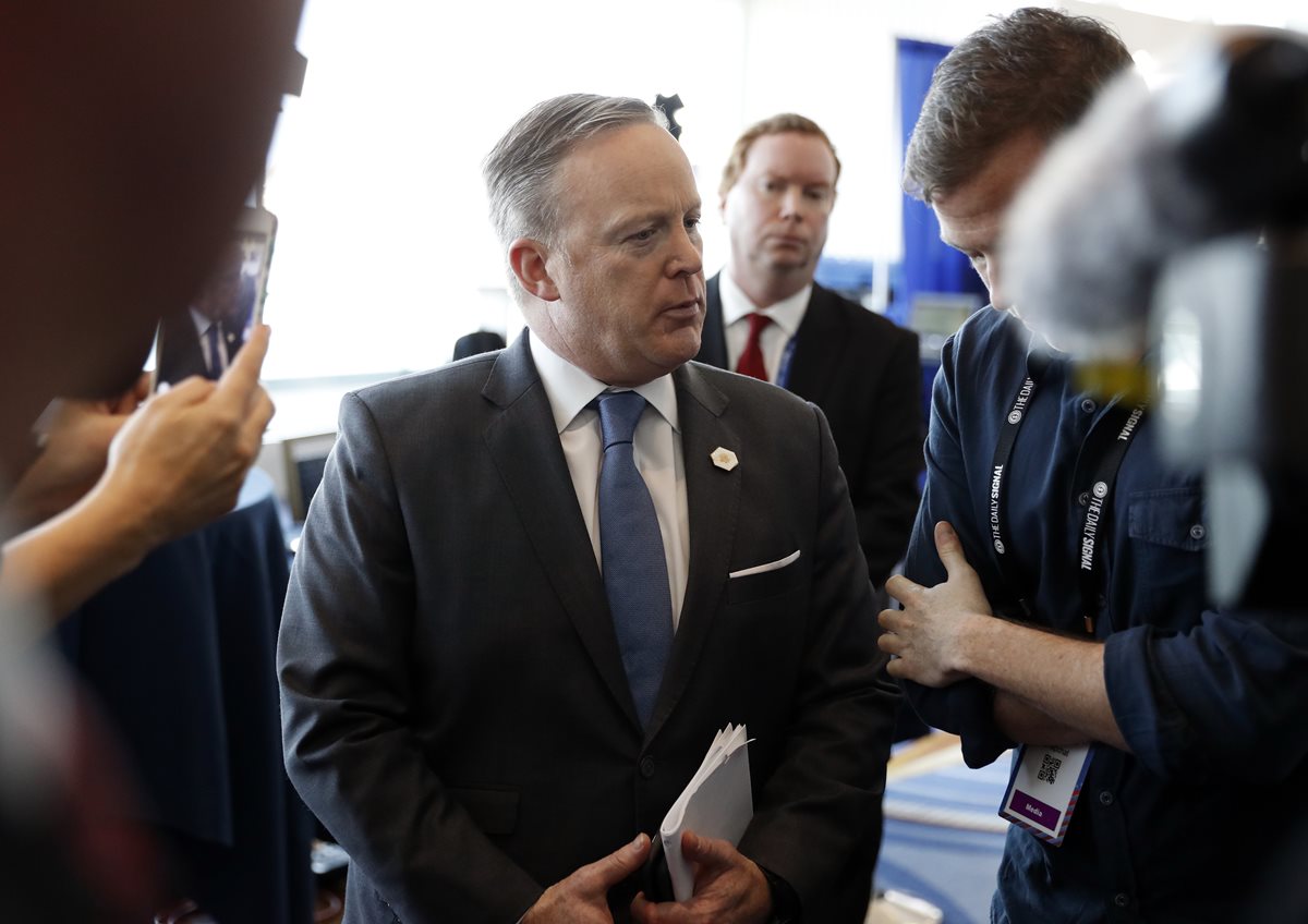 Sean Spicer da una entrevista en la Conferencia de Acción Política Conservadora en la Casa Blanca. (AP).