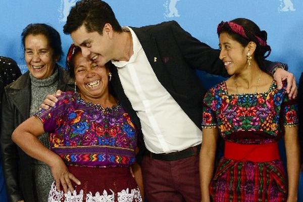 El cineasta guatemalteco Jayro Bustamante junto a las protagonistas de la cinta en la presentación de la misma en la Berlinale. (Foto Prensa Libre: AFP)