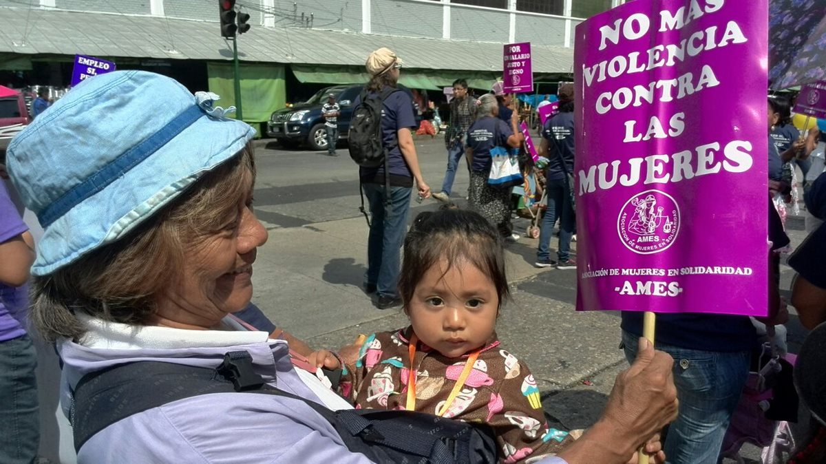 Mujeres conmemoran en el Centro Histórico el Día Internacional de la Mujer. (Foto Prensa Libre: Estuardo Paredes)