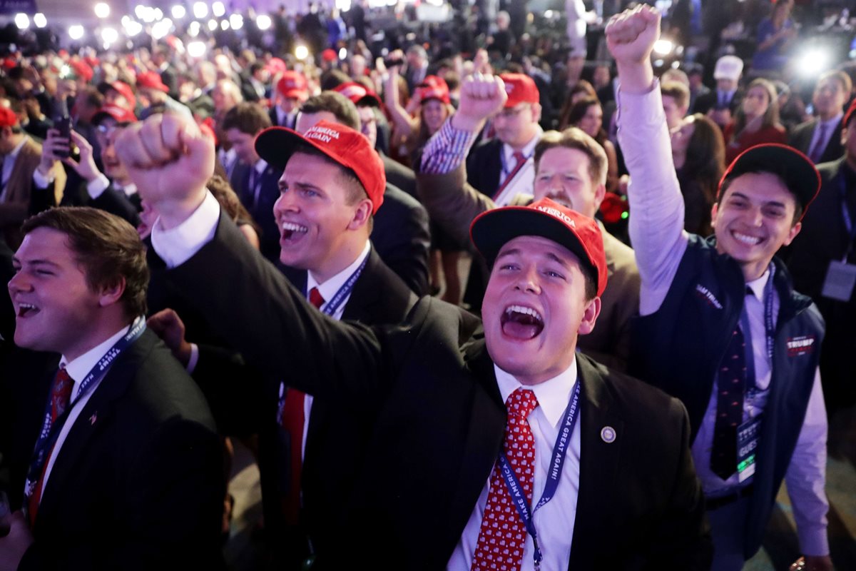 Seguidores de Donald Trump festejan los resultados preliminares desde un punto de concentración en Nueva York. (Foto Prensa Libre: AFP)