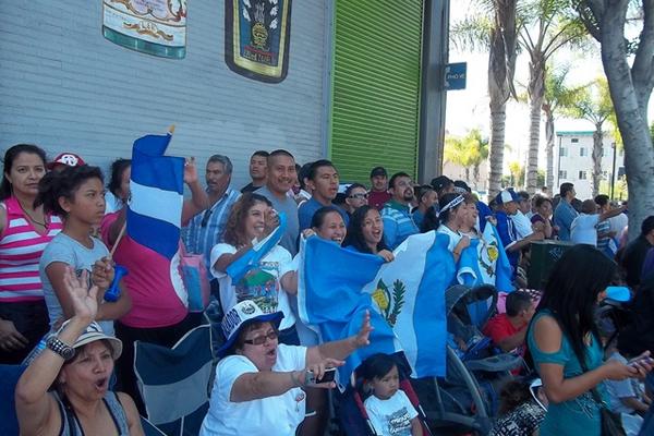 Colores y símbolos guatemaltecos relucieron en el desfile conmemorativo. (Foto Prensa Libre: Giovanni Bautista)