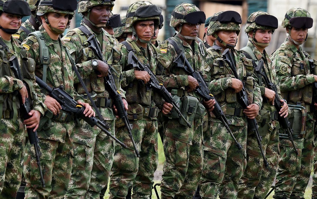 Soldados colombianos entrenan en el municipio de Tumaco, departamento de Nariño, Colombia mientras esperan participar en una operación militar contra renegados rebeldes colombianos que secuestraron y mataron a dos periodistas ecuatorianos y su chofer.(AFP).