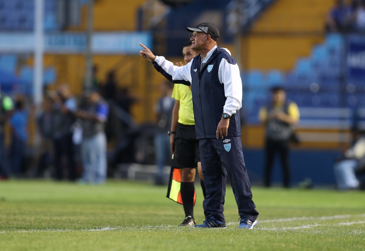 Wálter Claverí da indicaciones en el partido contra Cuba. (Foto Prensa Libre: Francisco Sánchez).