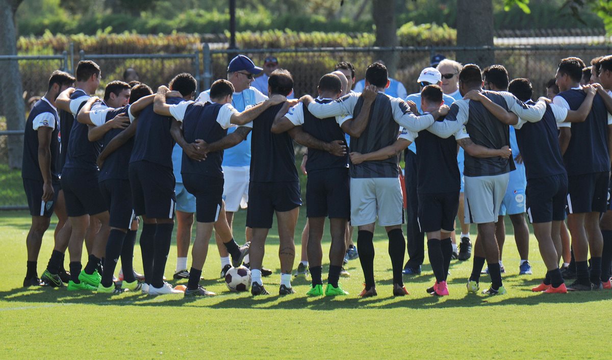 Armonía y buen ambiente se vivió ayer durante el entrenamiento en en Park Line. (Foto Prensa Libre: Eduardo González)