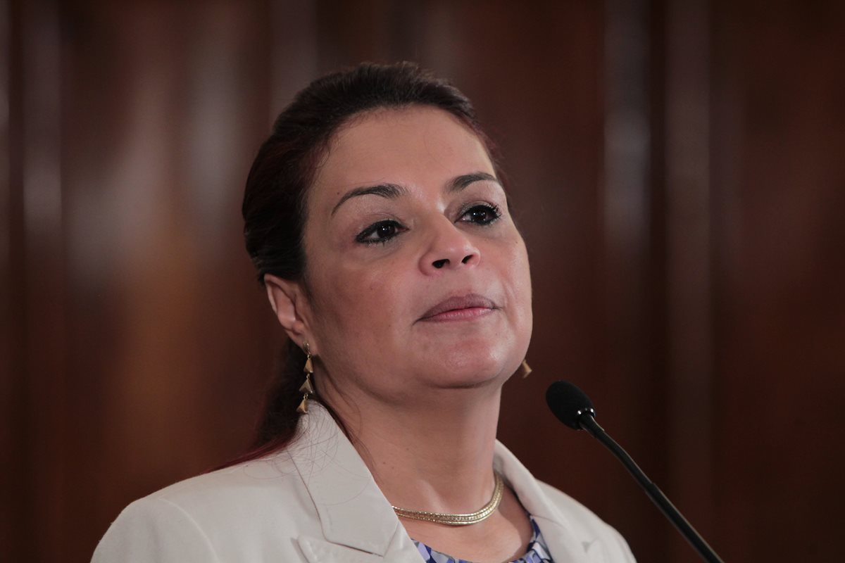 Roxana Baldetti, durante su última conferencia de prensa, el domingo 19 de abril último, cuando intentaba aclarar su regreso de Corea del Sur. (Foto Prensa Libre: Hemeroteca PL)