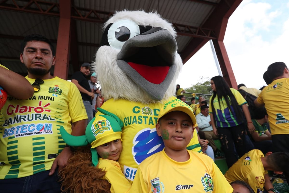 Ambiente de fiesta en el estadio David Cordón Hichos para la final de vuelta entre Guastatoya y Comunicaciones.