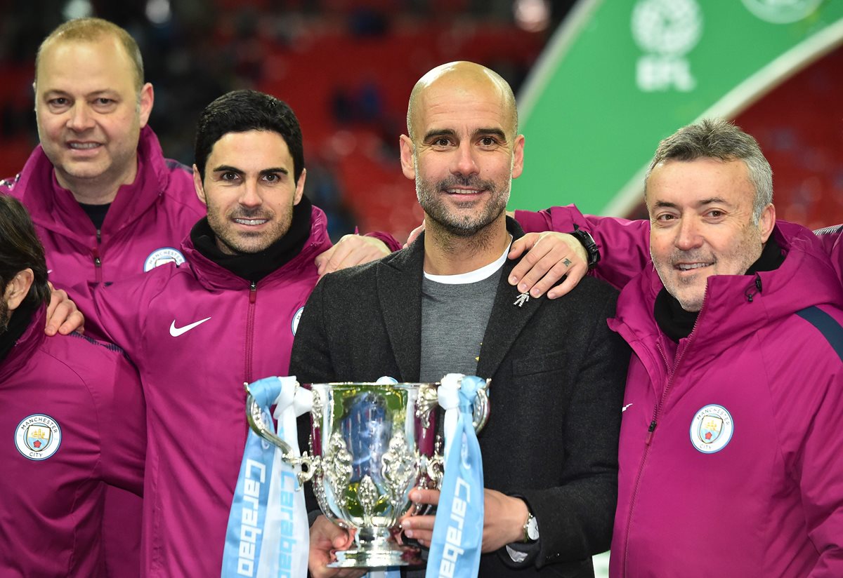 Guardiola no había ganado títulos en Inglaterra y muchos catalogaron su pasada temporada como un fracaso. (Foto Prensa Libre: AFP)