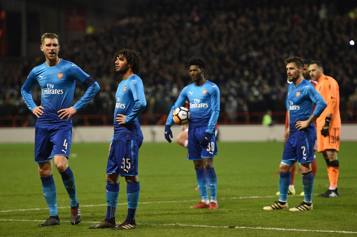 Los jugadores del Arsenal lamentan la eliminación de la FA Cup. (Foto Prensa Libre: AFP)