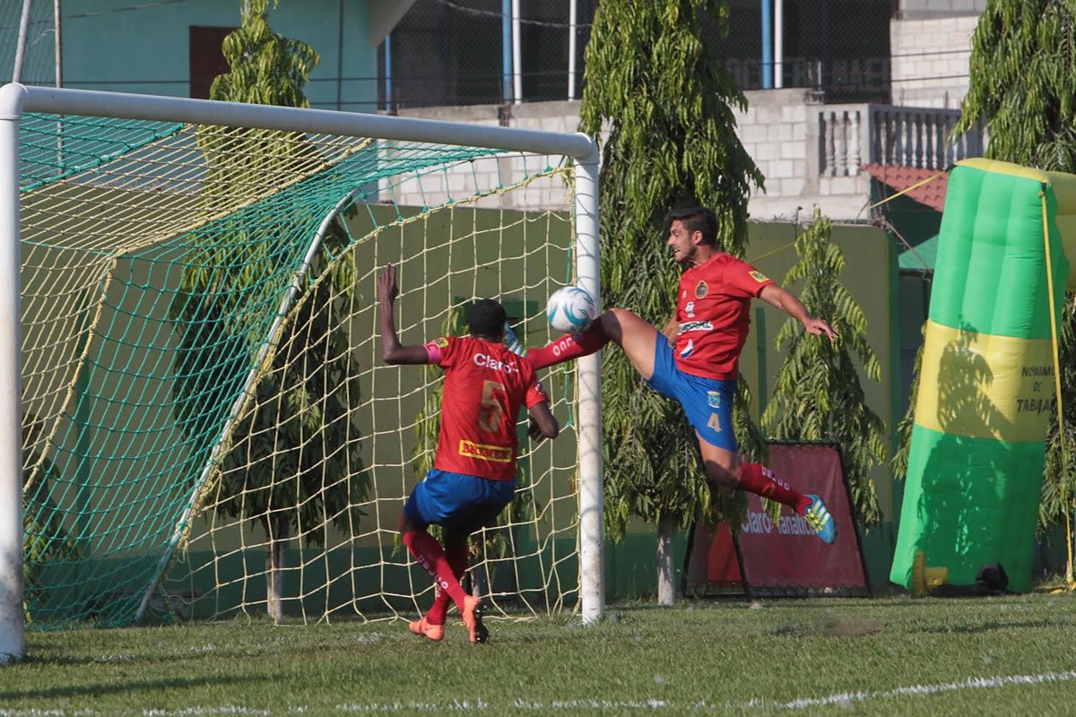 Momento en el que Darío Flores marca el autogol en Guastatoya. (Foto Prensa Libre: Norvin Mendoza)