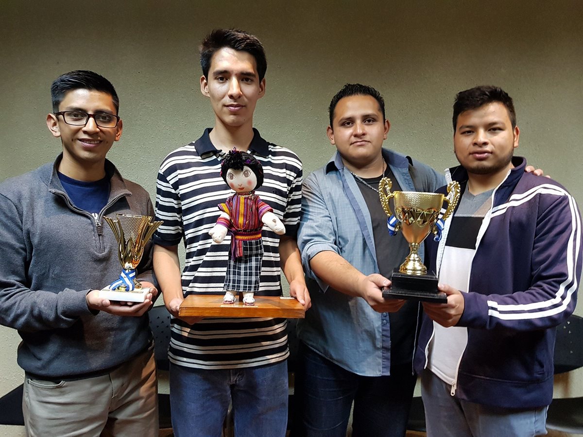 Los jóvenes recibieron en la capital un premio por el impacto que logran a través de sus proyectos. (Foto Prensa Libre: María José Longo)