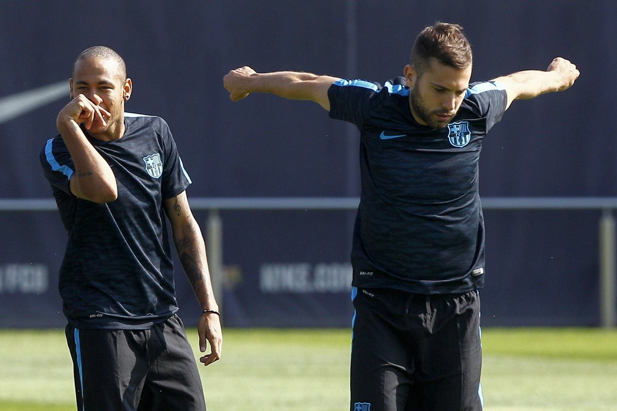 Durante el entrenamiento de ayer, previo al duelo con el Leverkusen, Alba se entrenó con sus compañeros. (Foto Prensa Libre: EFE)