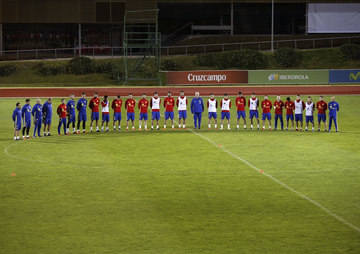 El seleccionador de futbol español, Vicente del Bosque, junto con los jugadores durante el minuto de silencio por los atentados del viernes en París que realizaron antes del entreno de este domingo. (Foto Prensa Libre: EFE)