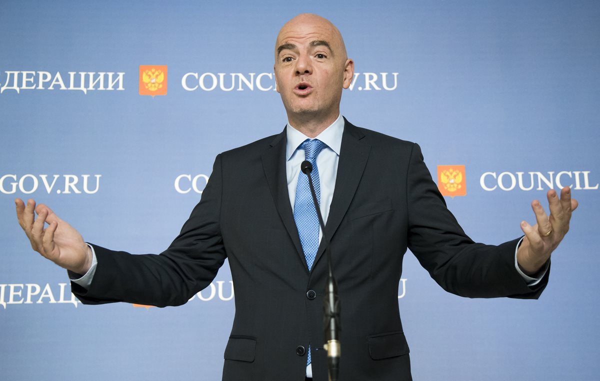 El suizo Gianni Infantino, presidente de la Fifa, durante la conferencia de prensa en su visita a Rusia. (Foto Prensa Libre: AFP)