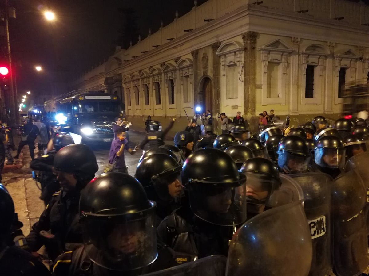 La multitud fue dispersa por los agentes de seguridad usando la fuerza y gas pimienta.