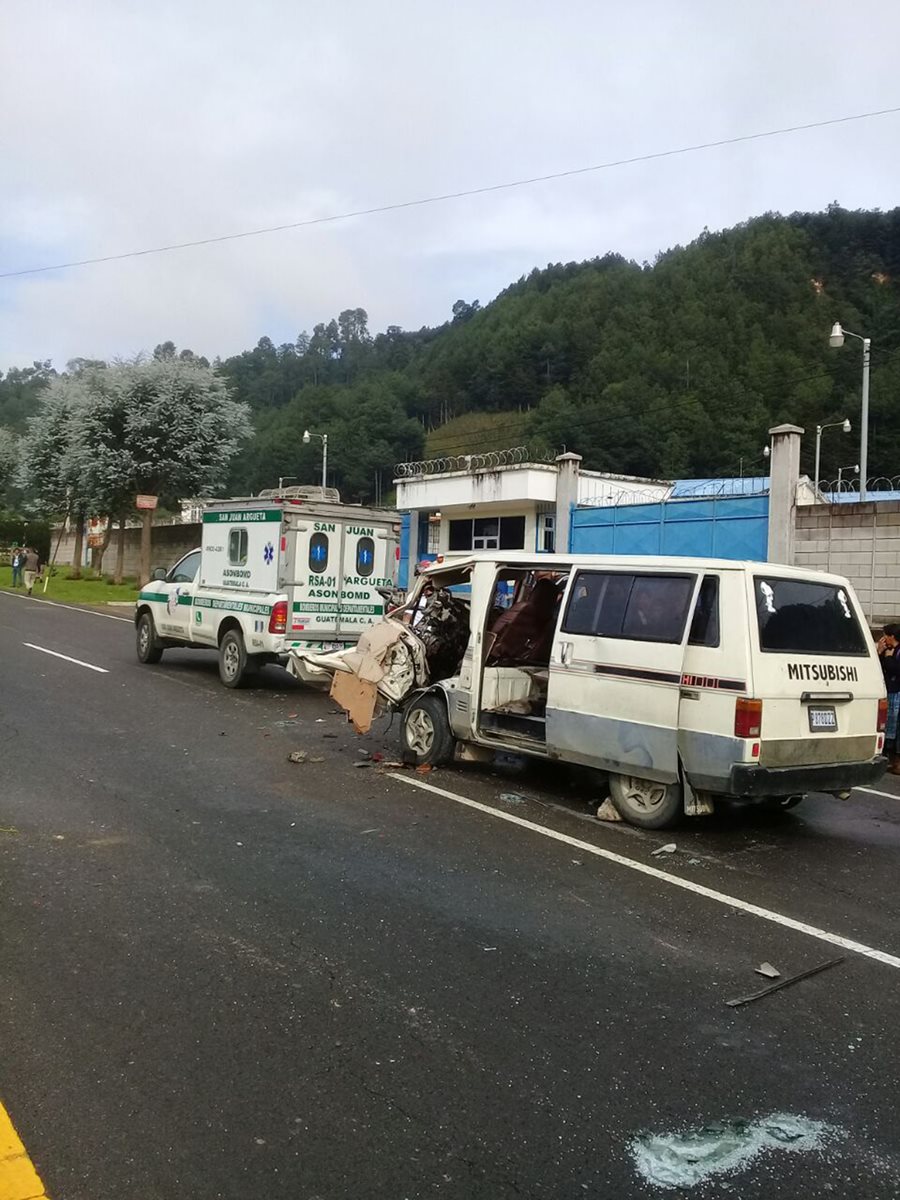 El microbús donde viajaban dos personas fue colisionado por un camión que continuó su marcha. (Foto Prensa Libre: Ángel Julajuj)