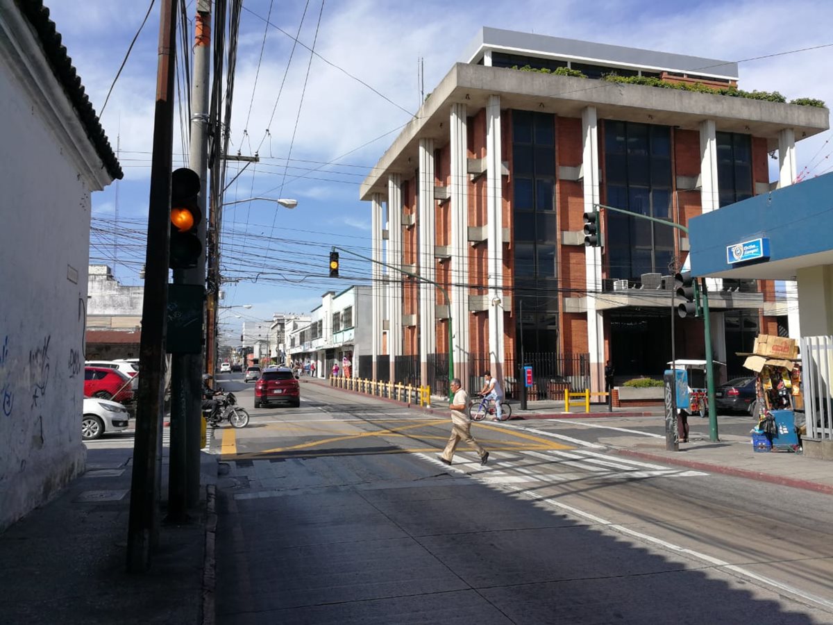 Los semáforos permanecen intermitentes la mañana de este miércoles, en varias zonas capitalinas. (Foto Prensa Libre: Edwin Pitán)