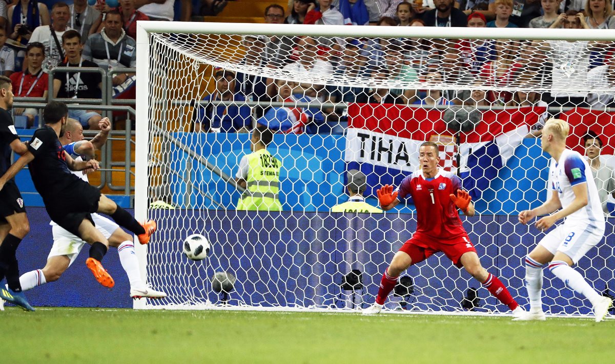 Momento en el que Milan Badelj anota el 1-0 a favor de Croacia, sobre Islandia. (Foto Prensa Libre: EFE)