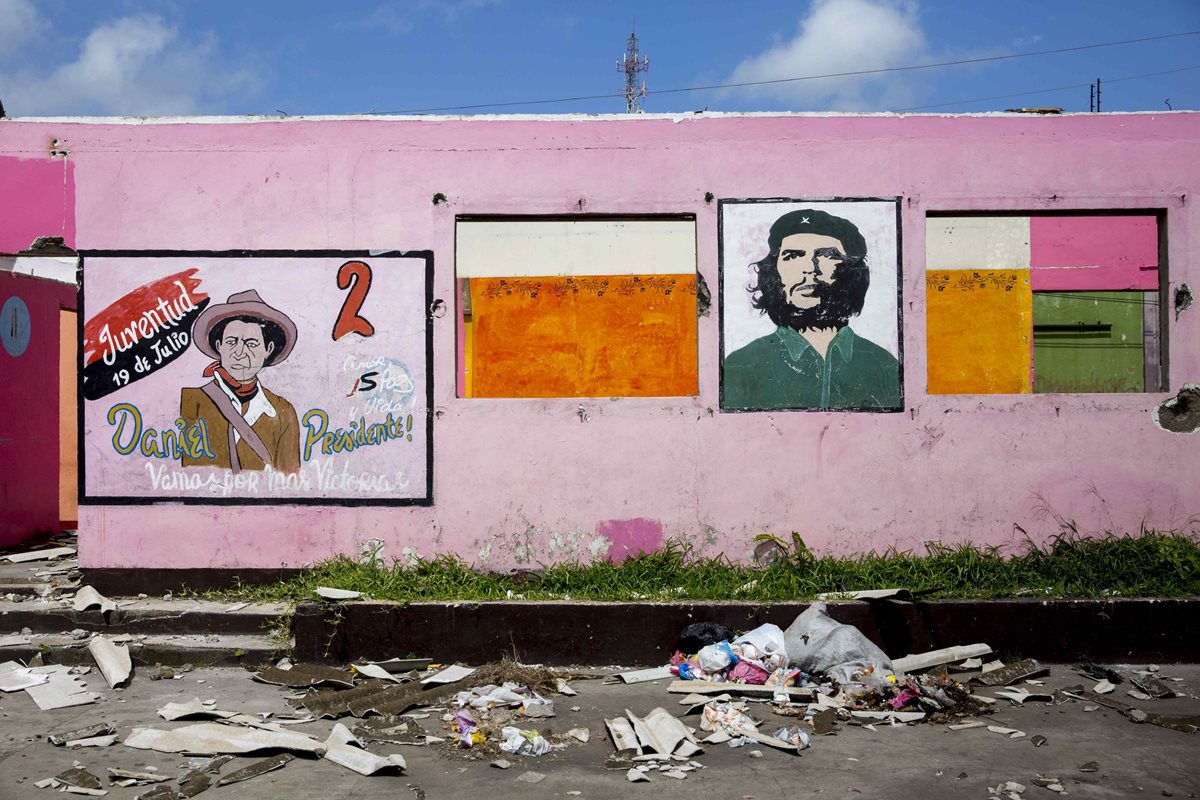 Varias pintadas de Augusto César Sandino (i) y el Che Guevara (d) en la casa zonal del FSLN, incendiada el pasado 21 de abril durante una manifestación. (EFE).